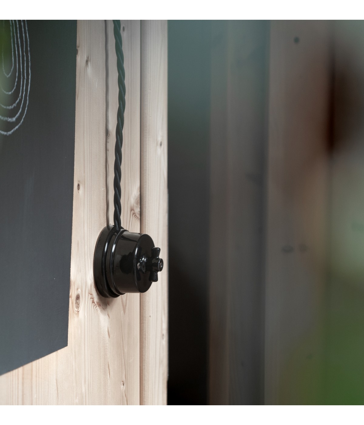 invertitore rotativo in ceramica nero per impianti elettrici sul muro