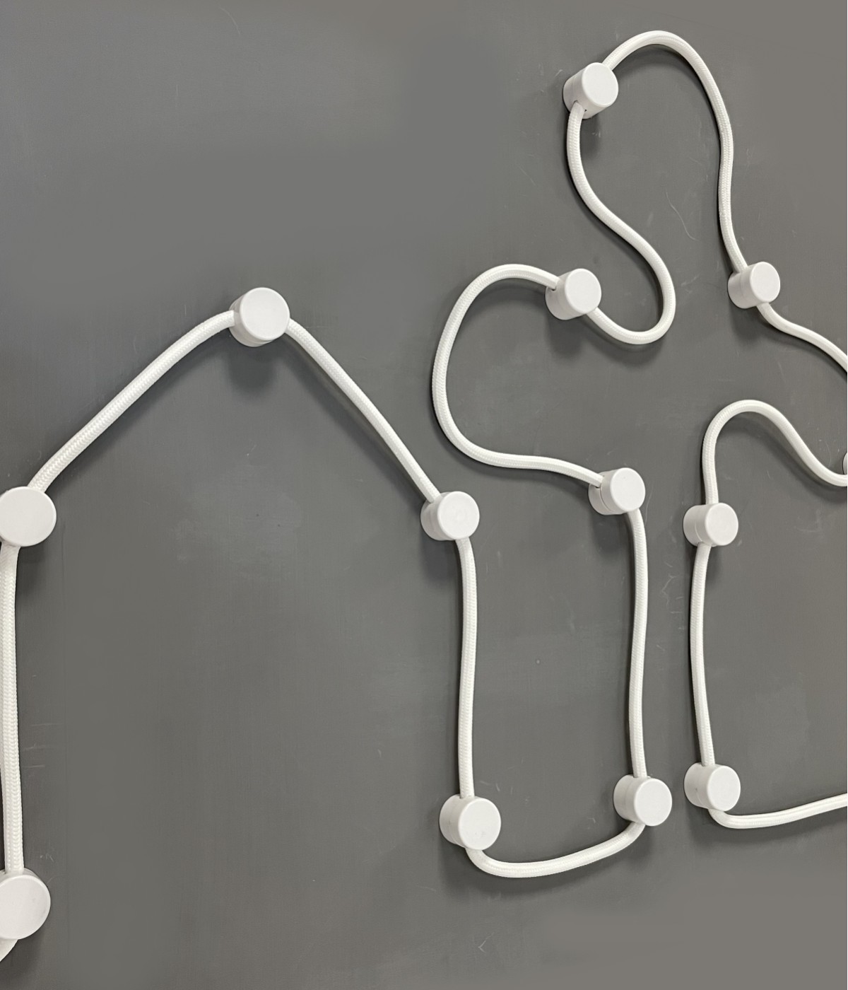 Passe-câble en matière plastique blanche